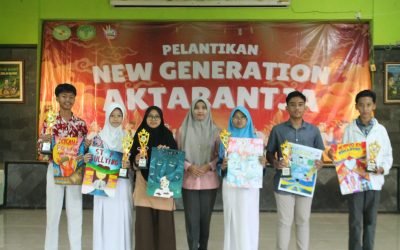 Alisha, 3 dari kiri sedang  berpose dengan peserta lain